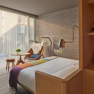 Zimmer mit Kingsize-Bett
